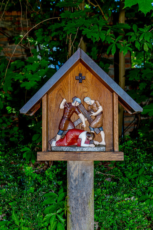 Image: 07 Jesus stürzt zum zweiten Mal unter dem Kreuz _JA 32137 Kreuzweg im neuen Friedhof Hohenried.jpg